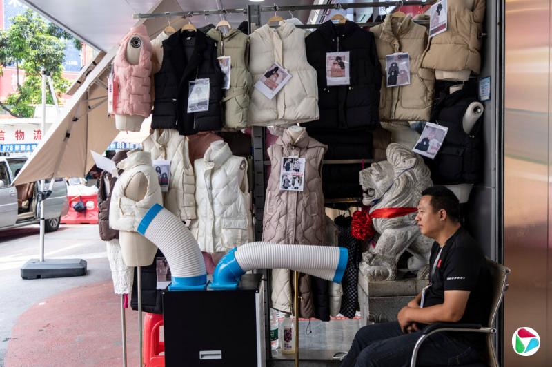 广州的工人们用各种方法避暑。