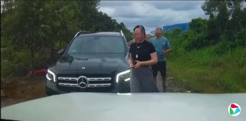 广西女子“亮证”逼人让路  引发公职人员滥权争议