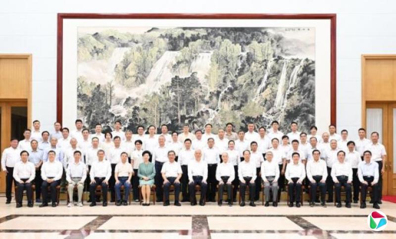 “北戴河时间”开启 蔡奇看望暑期休假专家