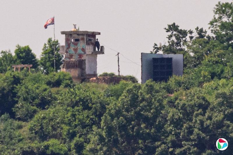 在朝韩非军事区附近的朝鲜瞭望塔旁边,有一台巨型扩音器。(法新社)