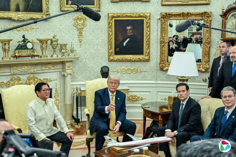 7月,特朗普在椭圆形办公室与菲律宾总统马科斯举行双边会晤。