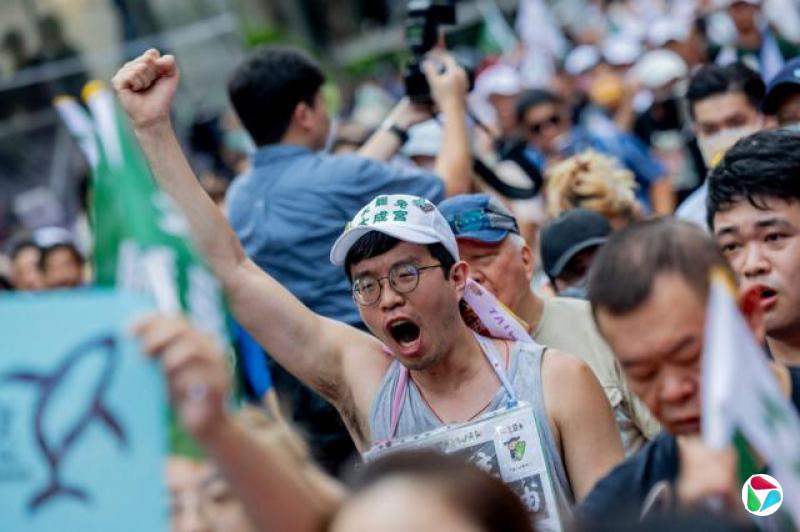 726大罢免首轮投票后,支持罢免的群众聚集看开票