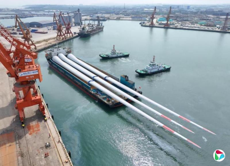 烟台港吊装全球最长风电叶片