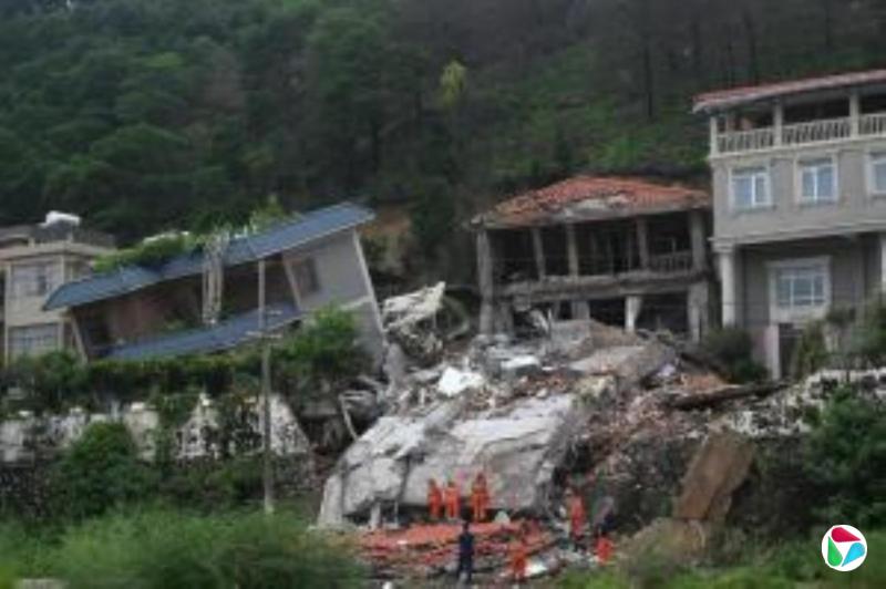 广州山体滑坡致两人死亡 仍有五人被困