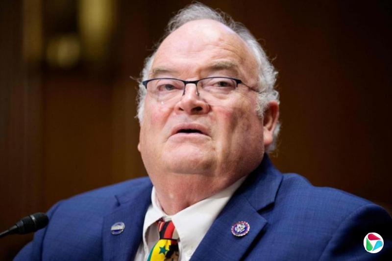 白宫官员:特朗普撤换国税局长 财长暂时代理