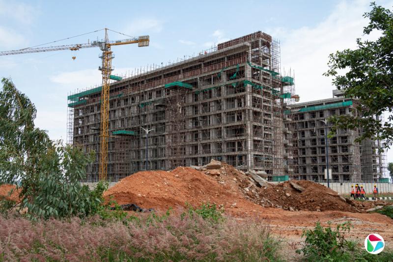 富士康正在班加罗尔附近建造的一座宿舍楼,这里将住进组装iPhone的工人。像苹果这样的公司已经向印度投入了数十亿美元。