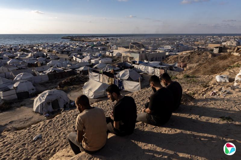 加沙地带200万巴勒斯坦居民中的许多人已流离失所,被迫居住在少数未被以色列军方占领区域的帐篷和临时避难所中。