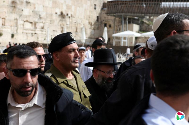 以军总参谋长埃亚勒·扎米尔中将对预备役人员的疲惫状态和体能状况、军方将承担治理数百万巴勒斯坦人的责任表示担忧。