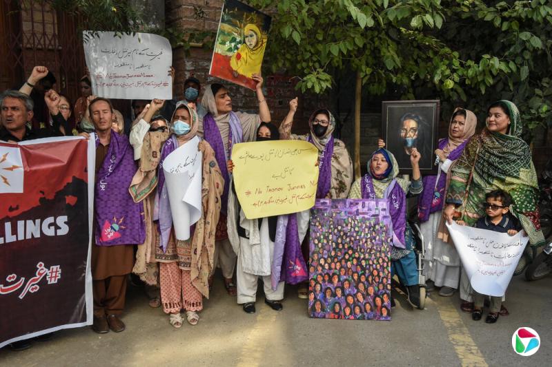 上月在巴基斯坦奎达举行的抗议活动,反对杀害巴诺·比比和埃哈桑阿拉·萨马拉尼——两人被指控有婚外情。一份警方报告显示,是一名部族首领下令处决他们的。