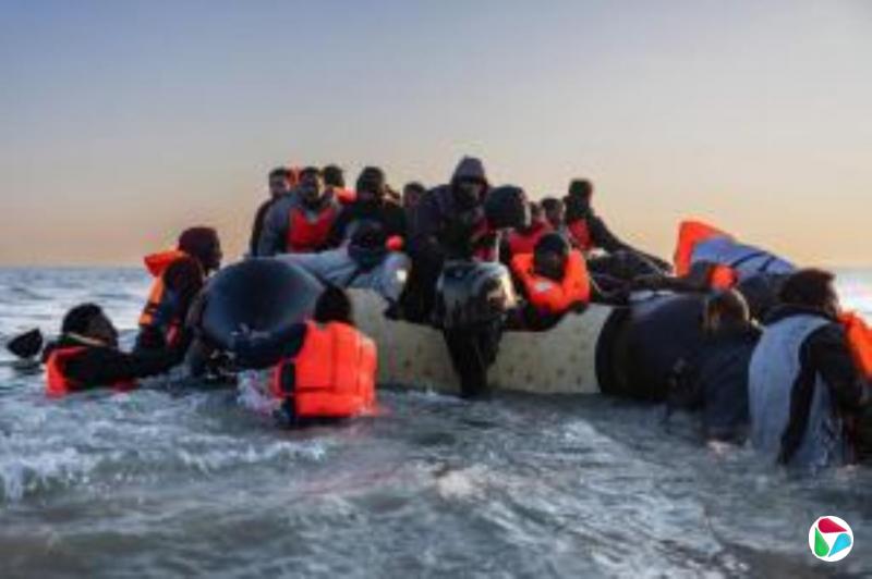 司机闻呼救声 法国冷藏车藏匿15名偷渡者获救