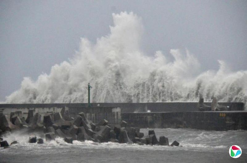 台风“杨柳”吹袭台湾  一人失踪112人受伤