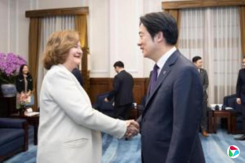 不满捷克总统见达赖喇嘛 中国称不与他进行任何交往