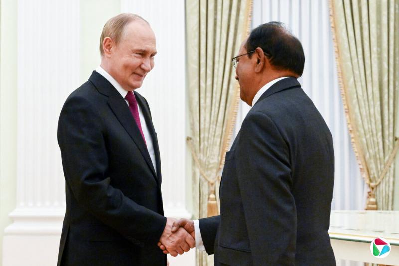 俄罗斯总统普京于周五在莫斯科与印度国家安全顾问阿吉特·多瓦尔会面,俄罗斯的国家媒体发布了此次会晤的照片。