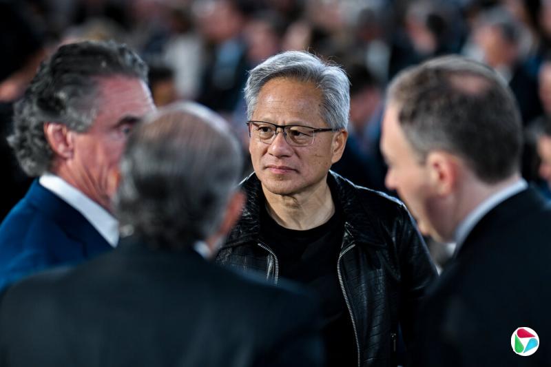 英伟达首席执行官黄仁勋,摄于上月。黄仁勋和特朗普总统上周在白宫的一次会议上达成了15%的分成安排。