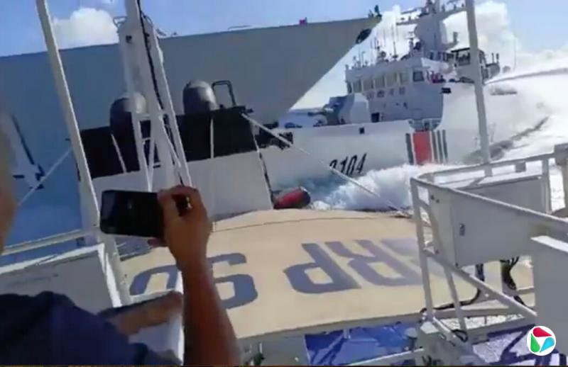 周一,一艘中国海军舰艇与一艘中国海警船只意外相撞,这两艘中国船只当时正在有争议的斯卡伯勒浅滩附近水域追逐一艘菲律宾巡逻艇。