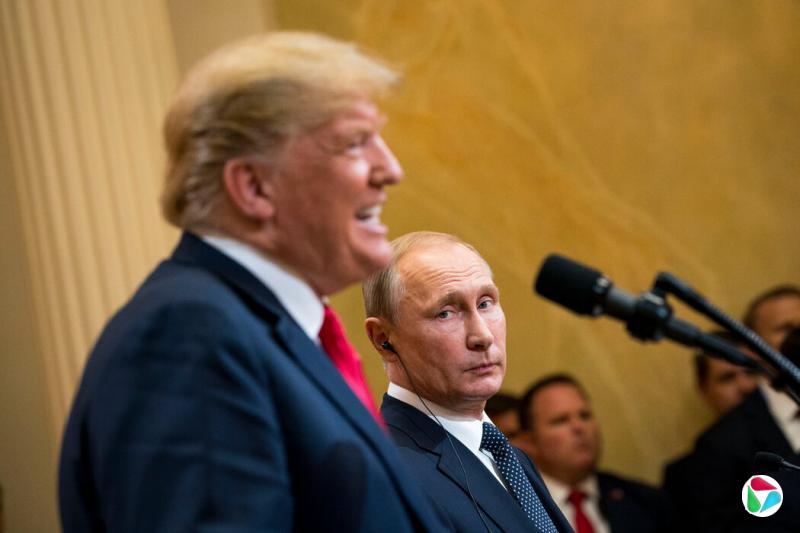 2018年,美国总统特朗普在赫尔辛基与俄罗斯总统普京会面时,在克里姆林宫是否干预2016年美国大选的问题上站在了普京一边。