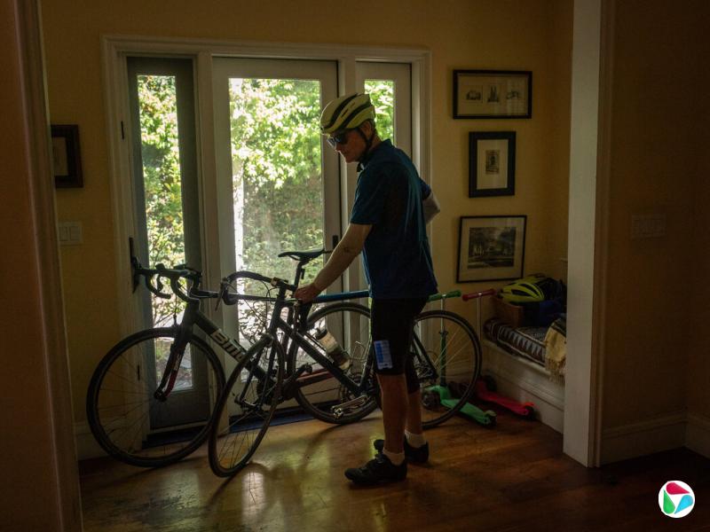 迈克尔·基施尼克,他位于汉密尔顿大道的家三面都是扎克伯格的房产。