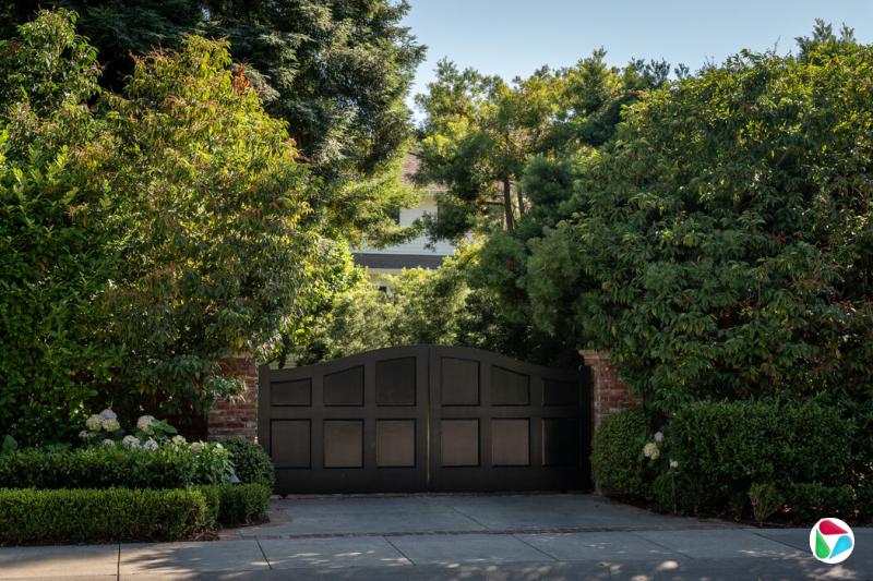 扎克伯格的宅邸大门。