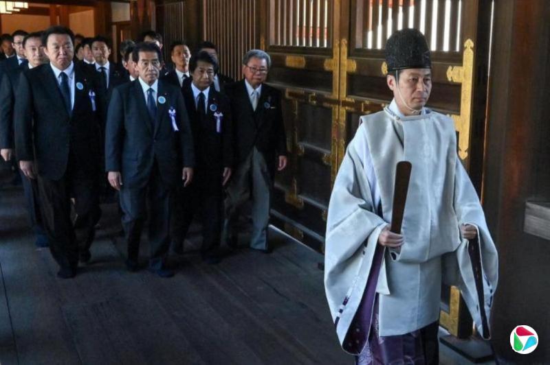 日本投降80周年内阁要员参拜靖国神社 王毅批为战争犯翻案招魂