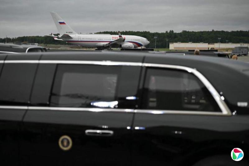 普京坐上特朗普的座驾 无翻译陪同