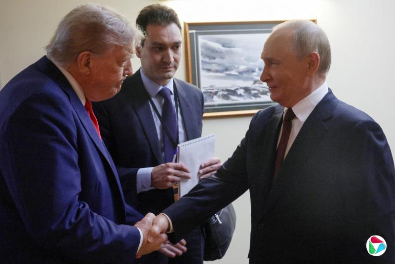 特朗普称中俄为天敌,指责拜登促使中国和俄罗斯相互靠拢。图为8月15日在阿拉斯加州举行联合新闻发布会前,特朗普和普京再次握手。(路透社)