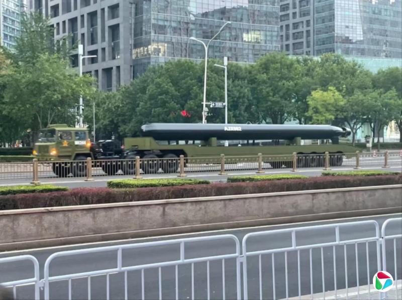 解放军海陆新武器装备亮相九三阅兵演练受瞩