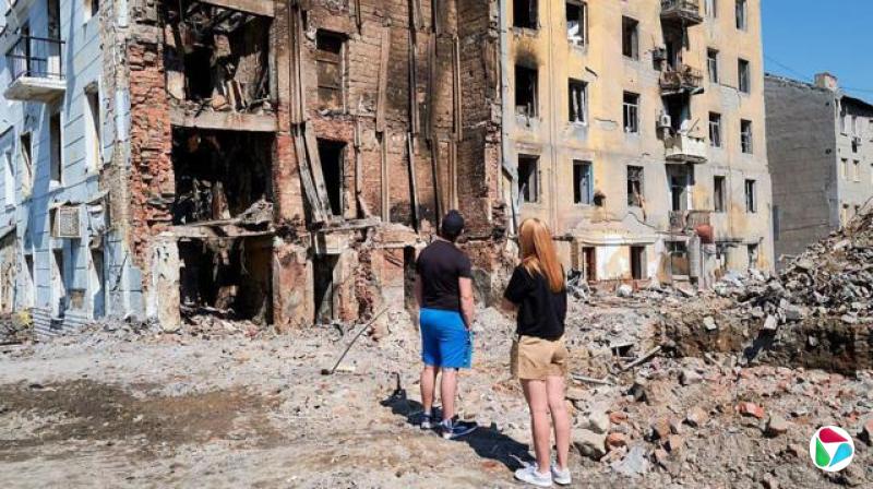 2025年8月10日,乌克兰克拉马托尔斯克,居民下车目睹俄罗斯部队轰炸住宅建筑后的毁坏景象