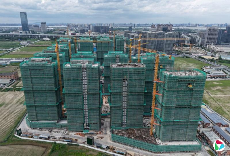 中国东部浙江省杭州市的一个住宅建筑工地,摄于7月。