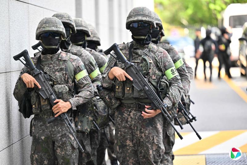 金与正把韩国与美国的联合军演定性为“侵略战争演习”,图为8月19日韩国士兵在首尔外交部大楼参加反恐演习。(法新社)