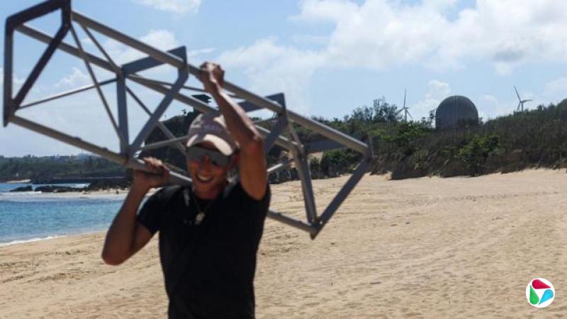 位于屏东县的核三厂于2025年5月17日除役,图为一名男子在核三附近的海滩。