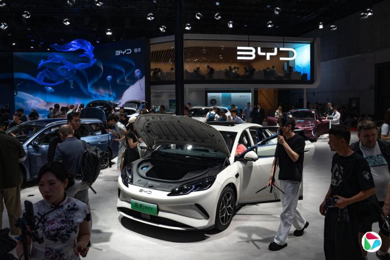 中国汽车制造商比亚迪在4月上海车展上展出的汽车。比亚迪目前是世界上最大的电动汽车生产商。