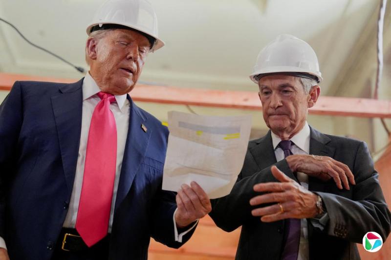 7月24日,美国总统特朗普参观正在翻修的美国联邦储备委员会大楼时,向美联储主席鲍威尔递交一份文件,指出大楼翻修项目成本过高。(路透社)