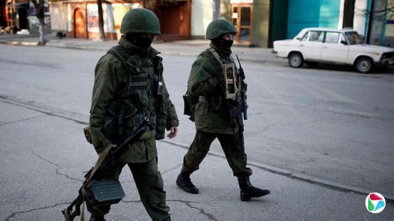 身穿军服的身份不明武装人员在辛菲罗波尔的乌克兰军事单位周围站岗警戒