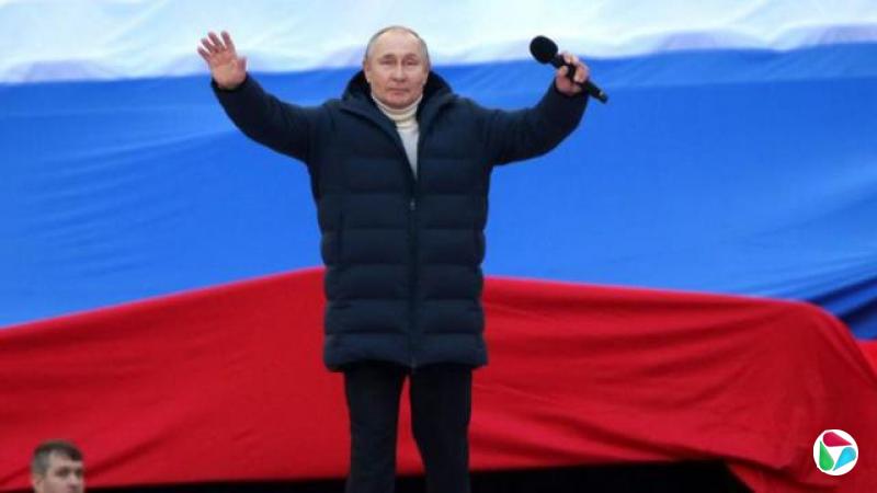 普京张开双臂站在俄罗斯国旗前