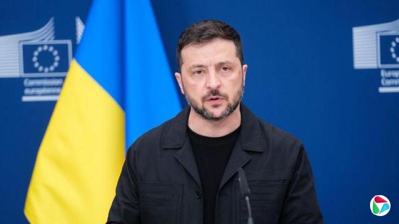 2025年8月17日,乌克兰总统泽连斯基在比利时布鲁塞尔与欧盟领导人举行视讯会议前接受媒体采访