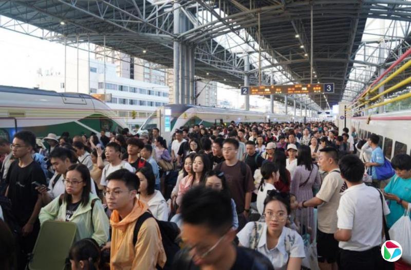 中国铁路暑运发送旅客超8亿人次