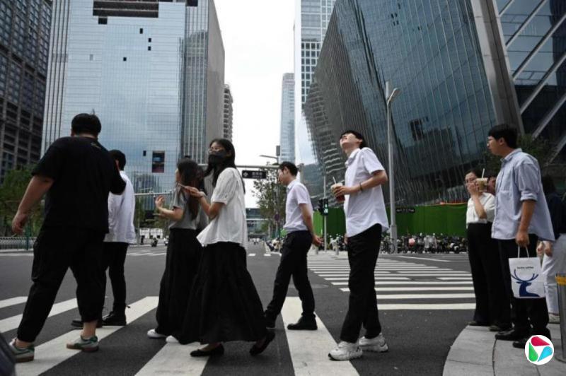 中国多地上调最低工资标准9月生效 北京每月2540元人民币