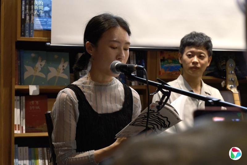 蔡依玲(左)在草根书室举办的讲唱会上,导读散文开篇《开学日》,右为浅堤乐团鼓手堂轩。(孙靖斐摄)