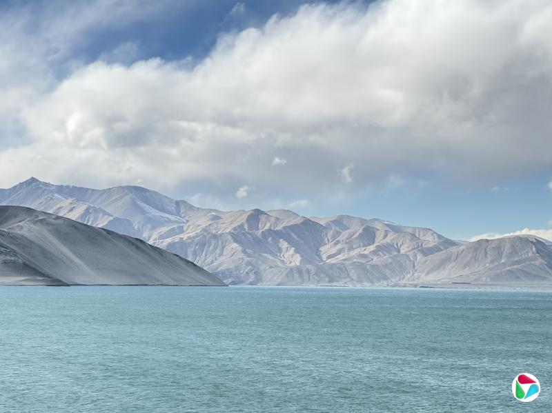 天转晴后,白沙湖的湖水呈现出“蒂芬妮蓝”。(陈雯摄)