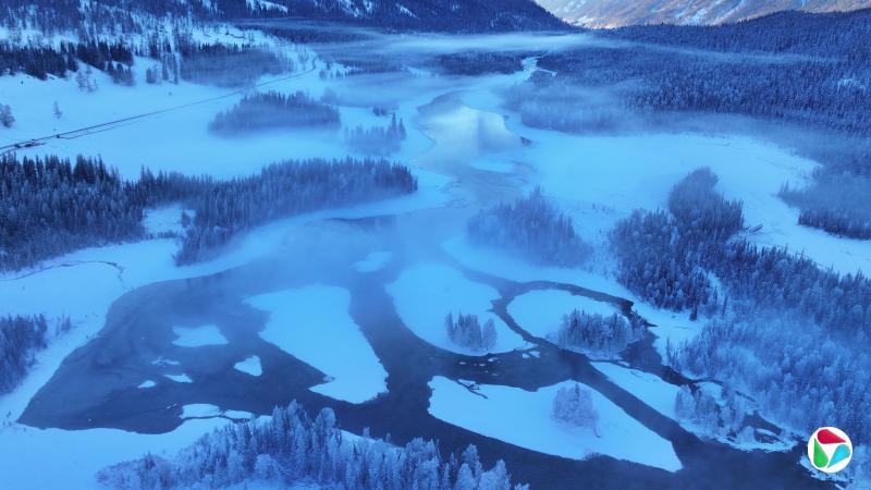 神仙湾——喀纳斯湖入口处,四周环绕着茂密的森林,湖面上常常弥漫着薄薄的雾气,宛如仙境。(马龙无人机摄)