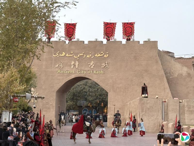 每天早上10时30分,喀什古城东门会举行开城仪式。(陈雯摄)