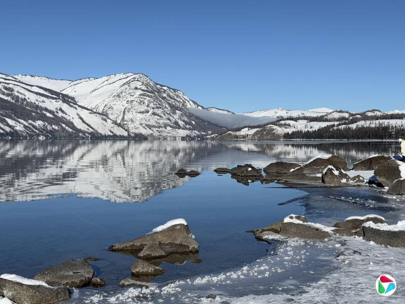 喀纳斯湖犹如一面镜子,倒映着蓝天和雪山。(陈雯摄)