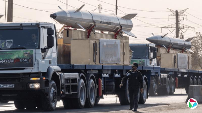伊朗首款高超音速导弹“法塔赫”和伊朗“凯巴尔谢坎”弹道导弹在阅兵式上由卡车运送