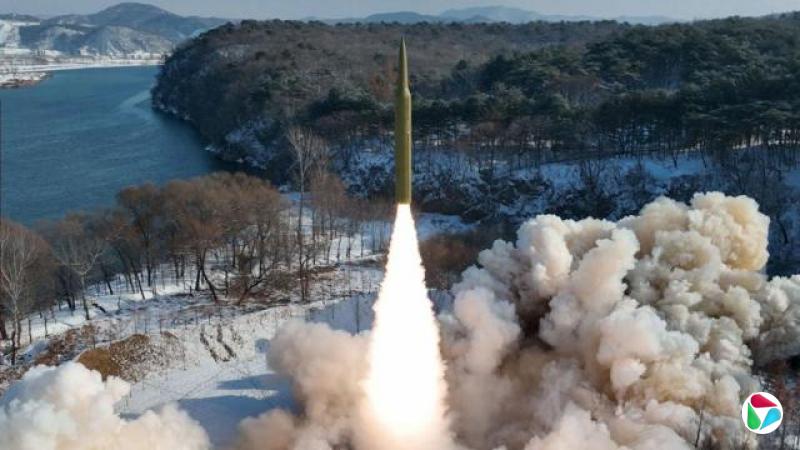 朝鲜乡村场景中导弹在半空中试射