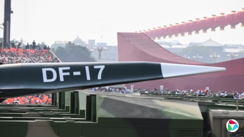 北京天安门广场阅兵式上展示的“东风-17”导弹