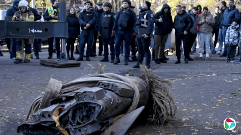 被击落的俄罗斯高超音速导弹“锆石”(Zircon)的残骸,它击中了基辅的一栋居民楼——背景中,一群人围观