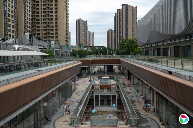 几乎空无一人的恒大住宅与商业楼盘。