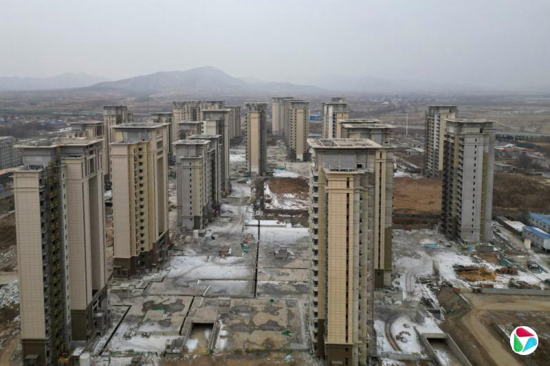 由中国恒大集团在河北省石家庄市郊区开发的未完工住宅楼盘,摄于去年。