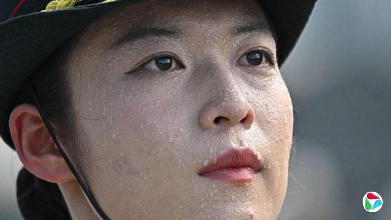 2025年8月20日,在北京,一名中国军人参加纪念中国人民抗日战争暨世界反法西斯战争胜利 80 周年阅兵(该阅兵将于9月3日举行)前的彩排。