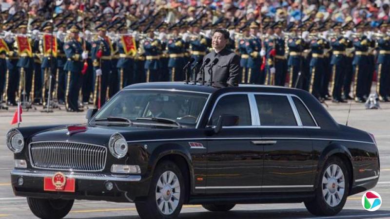 2015年9月3日,领导人在北京的阅兵仪式上,乘坐敞篷车经过天安门广场和故宫前。中国通过设立新的国家假日以及在北京举行阅兵仪式,纪念第二次世界大战结束70周年以及中国在击败日本中所扮演的角色。